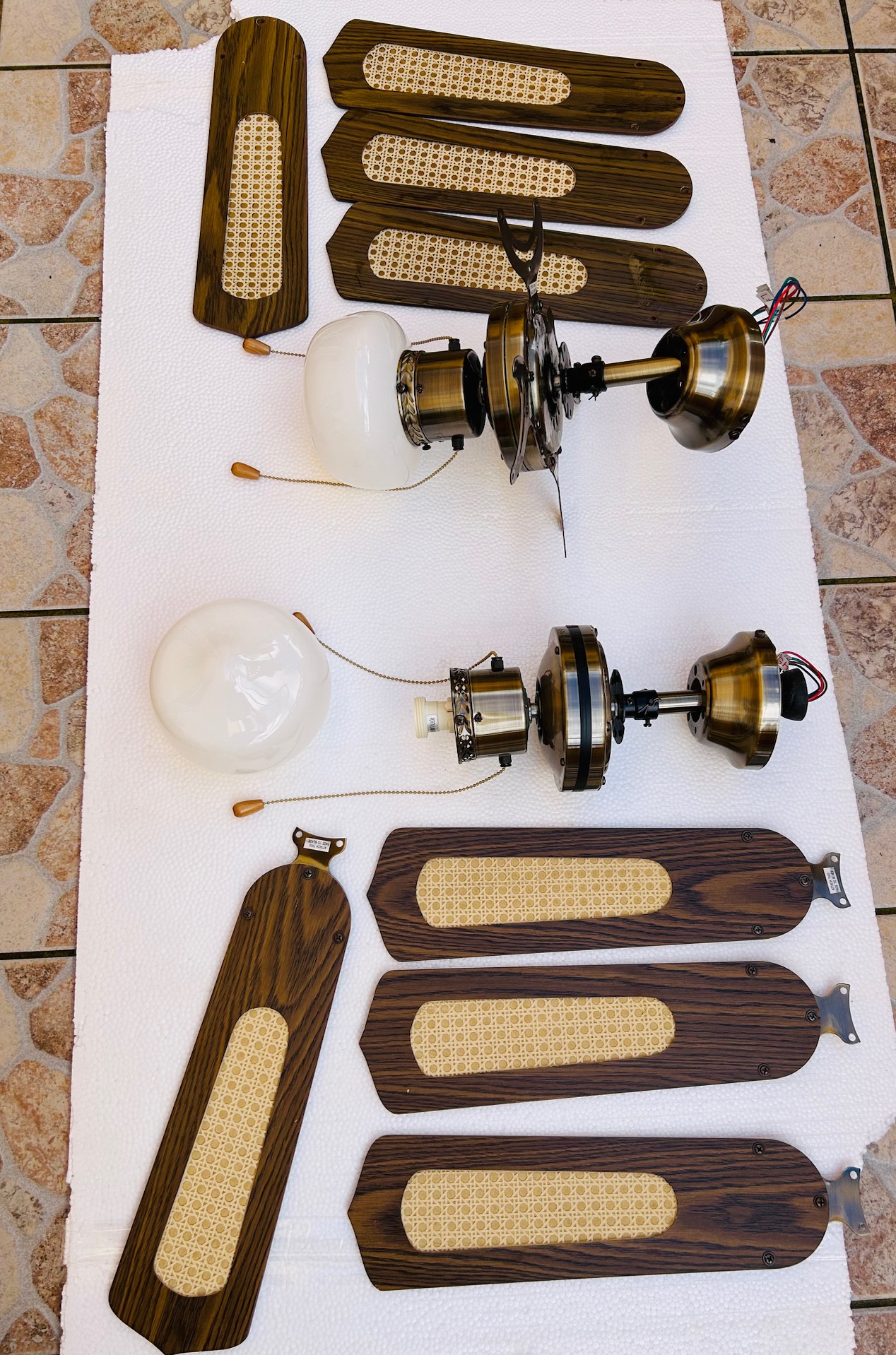 2 Ventilatori Elettrici a soffitto con plafoniera incorporata(lampada)